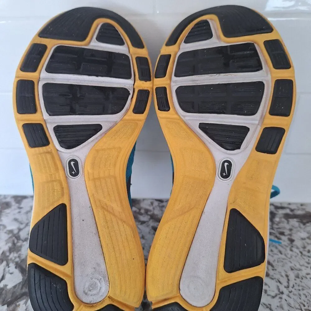 Nike running sneakers 584778-401‎ size 8US